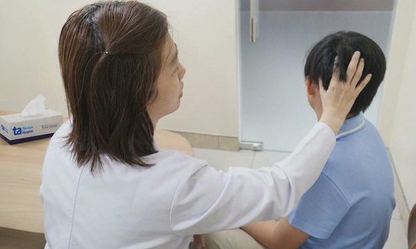 Vết bớt ở tai bé trai tiến triển thành u