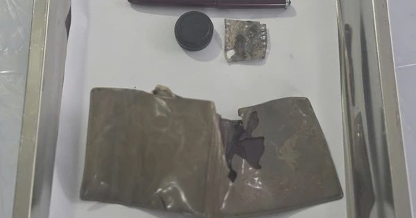 Ví có hình con hạc, cây bút khắc tên 'Lê Xuân Trường' trong mộ liệt sĩ