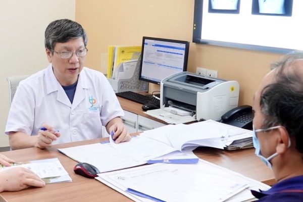 Vị giáo sư đầu ngành về hồi sức tích cực luôn nhận mình là bác sĩ 'hai lúa'