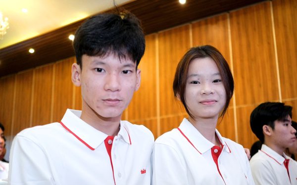 Vì nghèo gửi 3 con sinh 3 vào mái ấm, đến lúc đón về cha mẹ nối nhau qua đời, 3 anh em vào đại học