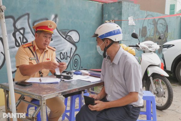 Vi phạm nồng độ cồn, tài xế nói "do ăn vài quả hồng"
