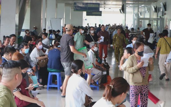 Vì sao ‘biển người’ vẫn ùn ùn đổ về bệnh viện Chợ Rẫy, Ung bướu, Y Dược...?