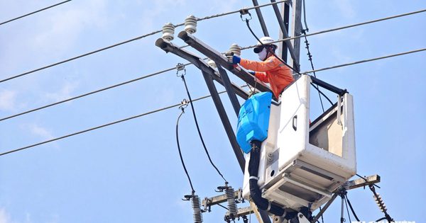 Vì sao Bộ Công thương muốn đưa EVN về quản?