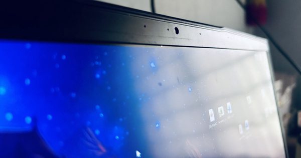 Vì sao cạnh webcam trên laptop luôn có những lỗ nhỏ bí ẩn?