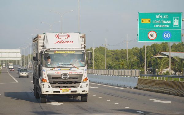 Vì sao cao tốc Bến Lức - Long Thành có vạch xương cá dài hơn cả làn nhập làn?