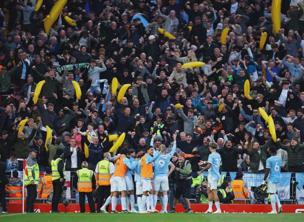 Vì sao CĐV Man City mang theo quả chuối bơm hơi đến Anfield?