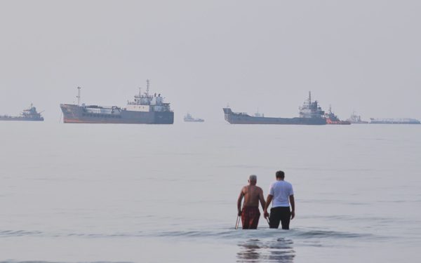 Vì sao dầu thô qua eo biển Hormuz tăng mạnh nhưng giá dầu không giảm?