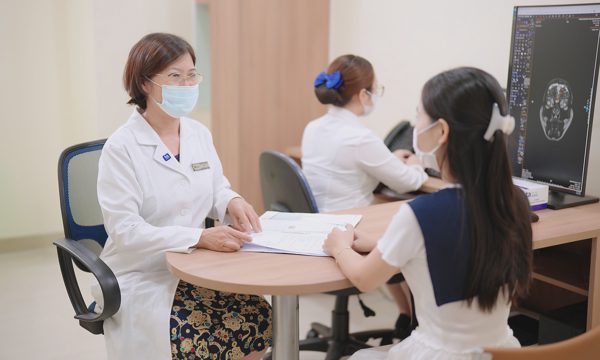 Vì sao đến nơi đông người dễ bị đau đầu?
