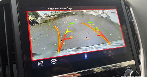 Vì sao đường kẻ trên camera lùi ô tô bị uốn cong?