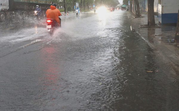 Vì sao đường Trần Hưng Đạo ngập cục bộ dù nằm bên sông Hàn?