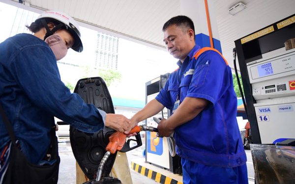 Vì sao giá xăng dầu trong nước tăng liên tiếp dù giá thế giới tuần qua giảm?