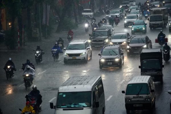 Vì sao Hà Nội mưa như trút, lốc sét?