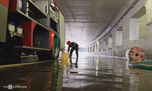 Vì sao hầm chui ở nút giao lớn nhất TP HCM ngập một mét?