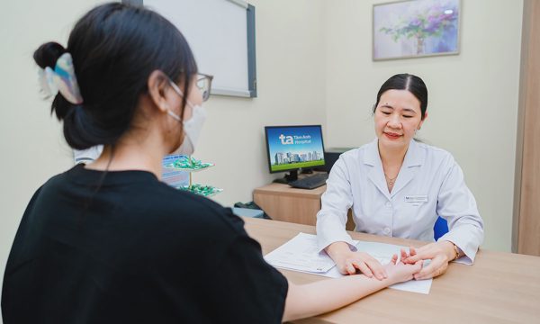 Vì sao hay táo bón khi đi du lịch?