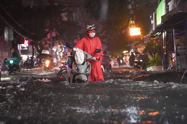 Vì sao hệ thống thoát nước TPHCM liên tục quá tải khi mưa lớn?