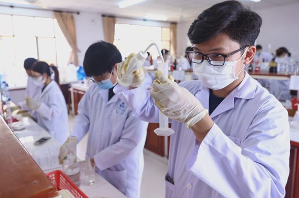 Vì sao học phí đại học công lập ngày một tăng cao?