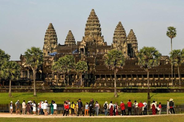 Vì sao khách Việt đổ xô đi Campuchia?