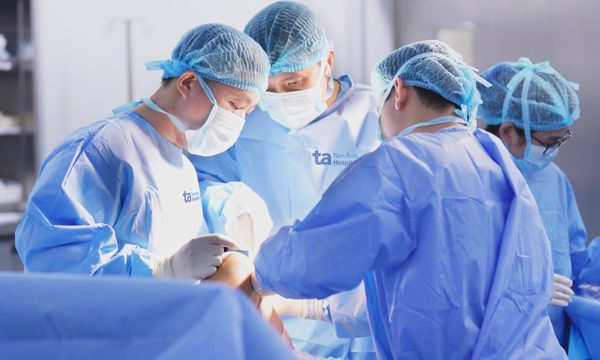 Vì sao khó duỗi gối sau mổ dây chằng?
