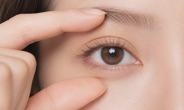 Vì sao khô mắt gây đau đầu?