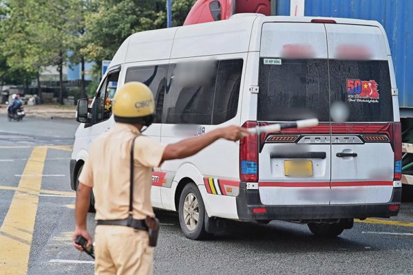 Vì sao khó xử lý xe limousine hợp đồng "khoác áo" tuyến cố định ở TPHCM?