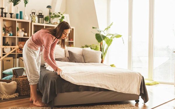 Vì sao không nên dọn giường ngay khi thức dậy?