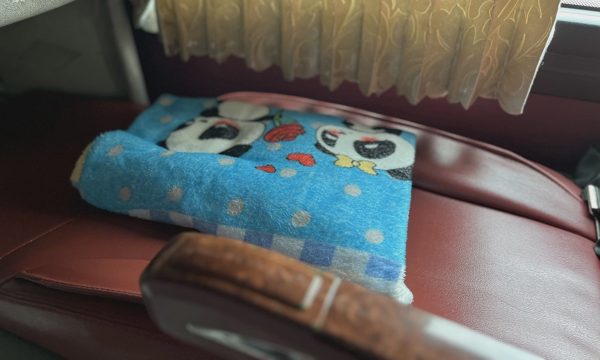Vì sao không nên dùng chăn đắp trên xe khách?