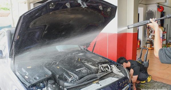 Vì sao không nên xịt rửa khoang động cơ ô tô ngay sau khi đi mưa?