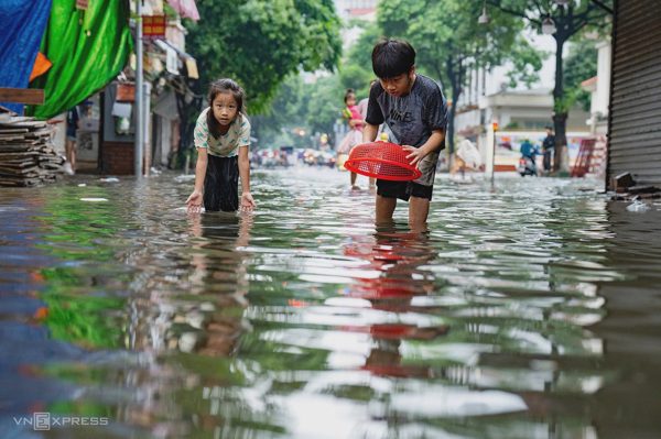 Vì sao lội nước vài giờ có thể khiến da tổn thương?