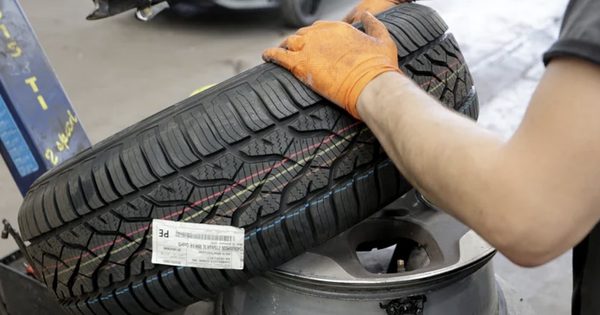 Vì sao lốp ô tô mới thường có các vạch màu trên bề mặt lốp?