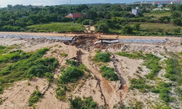 Vì sao lũ cát đỏ uy hiếp khu dân cư, resort ở Mũi Né?