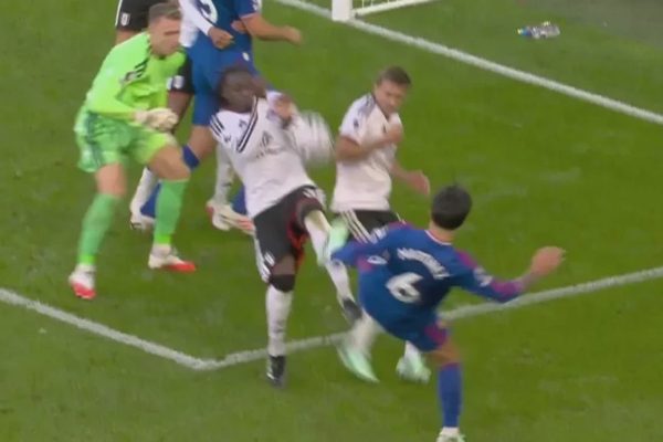 Vì sao Man Utd bị từ chối phạt đền ở trận gặp Fulham?