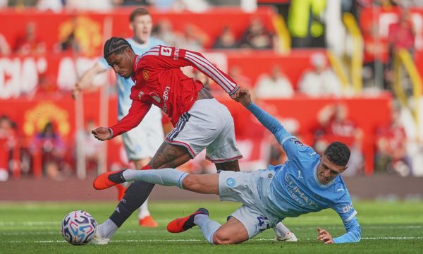 Vì sao Man Utd chơi tốt hơn khi không có bóng?