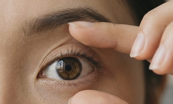 Vì sao mắt đột ngột tối sầm khi đứng dậy?