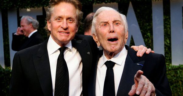 Vì sao Michael Douglas không nhận thừa kế một đồng nào từ khối tài sản 61 triệu USD của cha?