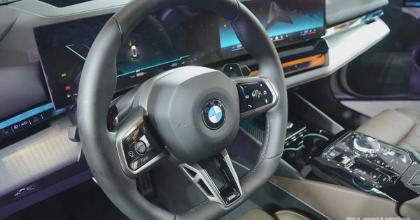 Vì sao một số mẫu ô tô được trang bị vô-lăng đáy phẳng?