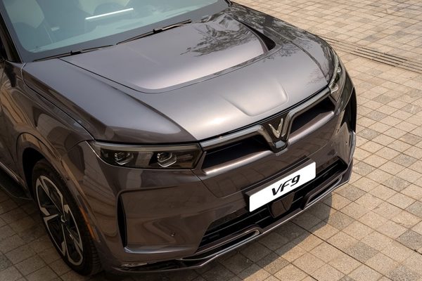 Vì sao nắp ca-pô trên ô tô thường có nhiều đường gân nổi?