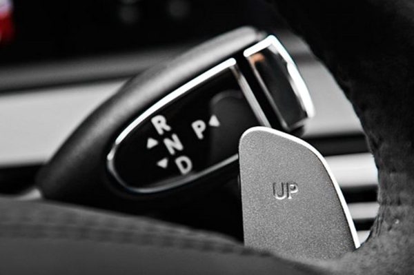 Vì sao ngày càng nhiều ô tô đưa cần số lên vô lăng?
