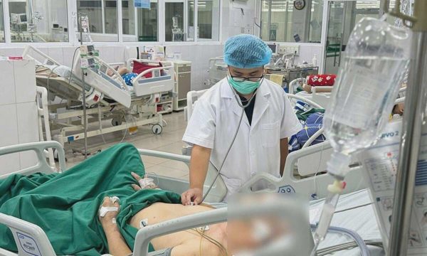 Vì sao người già không sốt vẫn có thể mắc cúm nặng?