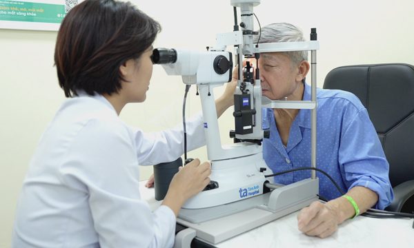 Vì sao người lớn tuổi dễ khô mắt?