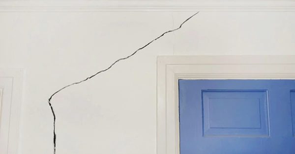 Vì sao nhà mới xây bị nứt tường nhiều chỗ?