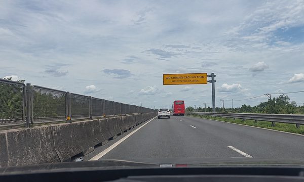 Vì sao nhiều tài xế thích bám làn trái trên cao tốc?