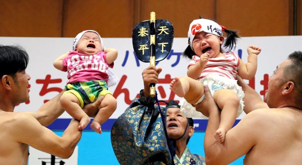 Vì sao ở Nhật Bản, võ sỹ sumo dọa trẻ em khóc thét mà bố mẹ vẫn cười?