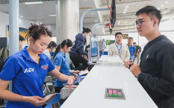 Vì sao sân bay Liên Khương dừng phát thanh tìm khách?