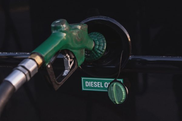 Vì sao thế giới đang lo lắng vì giá dầu diesel?