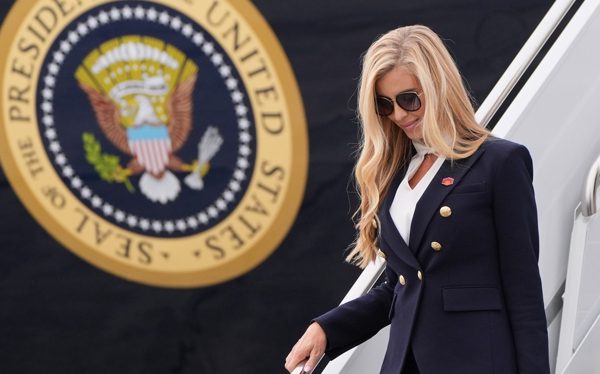 Vì sao thư ký báo chí mới của ông Trump mất chức chỉ sau 5 ngày?