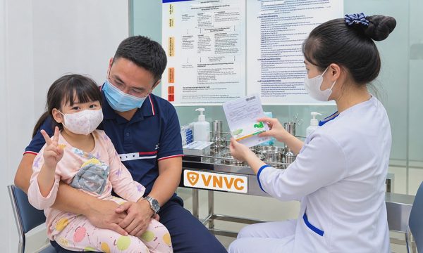 Vì sao tiêm vaccine ba ngày vẫn mắc tay chân miệng?