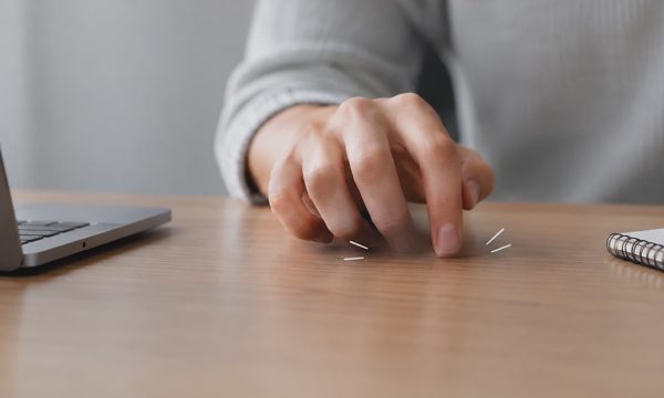 Vì sao tiếng nhai, gõ bàn khiến một số người khó chịu?