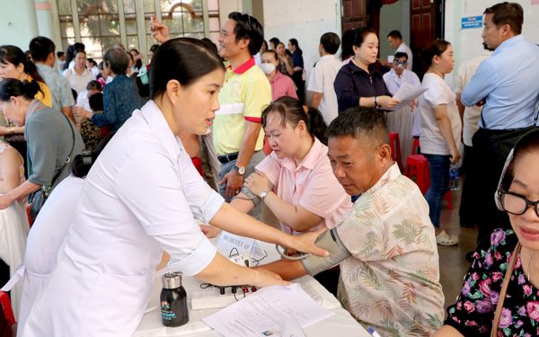 Vì sao TP.HCM đề xuất hỗ trợ đến 20 triệu đồng mỗi tháng cho bác sĩ luân phiên về trạm y tế?