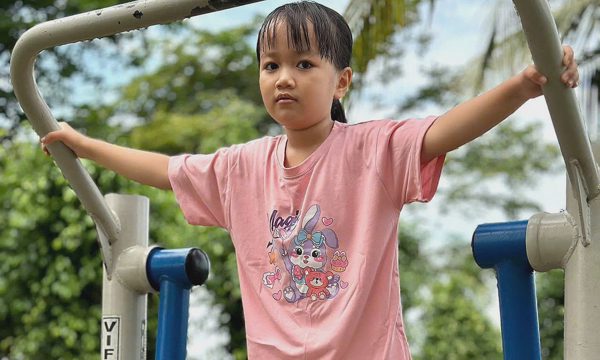Vì sao trẻ ít hoạt động ngoài trời khiến xương yếu?
