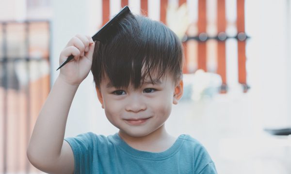 Vì sao trẻ không nên dùng chung lược chải tóc ở lớp?